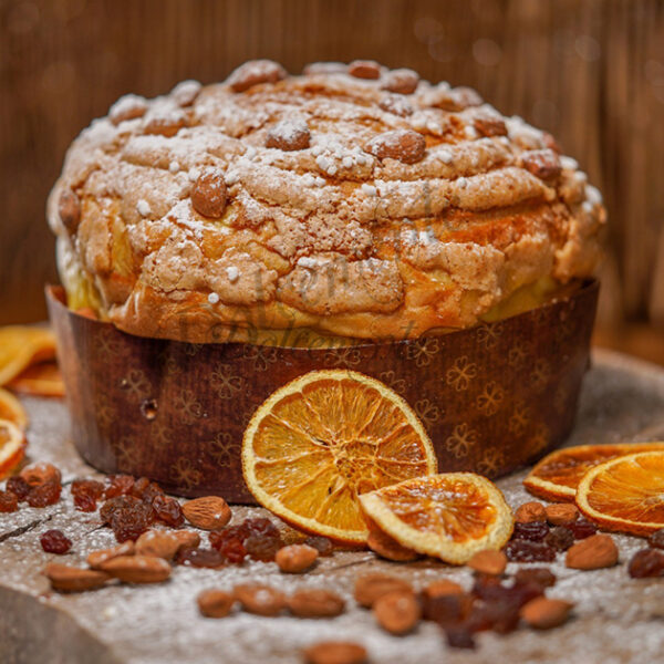 Panettone Artigianale Arancia, Uvetta e Cedro con glassatura croccante di mandorle e nocciole, preparato con lievito naturale.